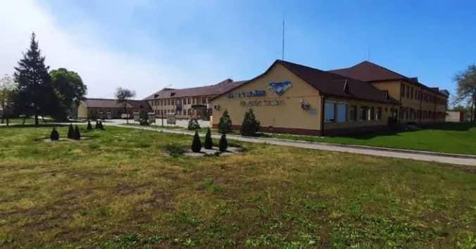 Окупанти з Кремінної вивозять обладнання з лікарень та шкіл до РФ